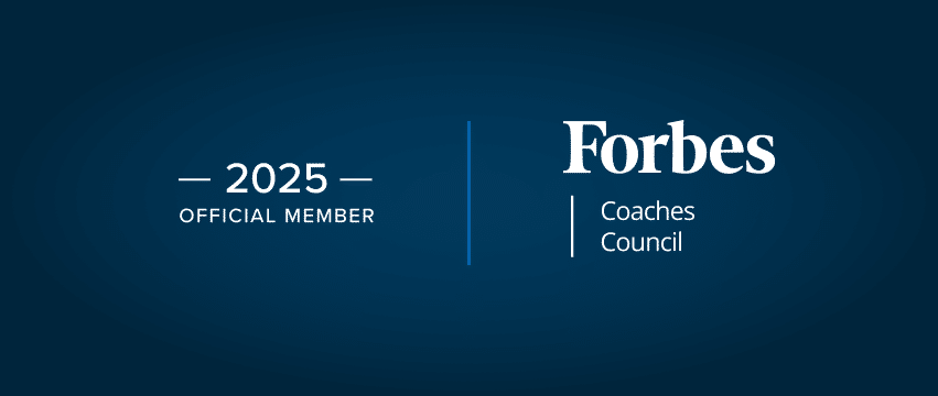 Ein rechteckiges Logo zeigt links den Text '2025 OFFICIAL MEMBER' und rechts 'Forbes Coaches Council', getrennt durch eine vertikale Linie, auf dunkelblauem Hintergrund mit sanfter Verlaufoptik.