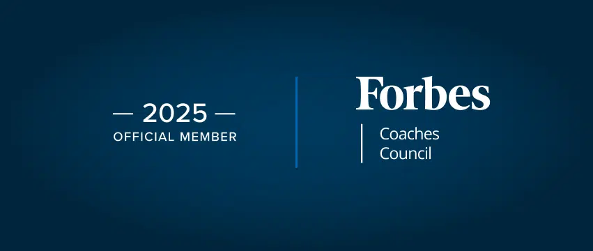 Ein rechteckiges Logo zeigt links den Text '2025 OFFICIAL MEMBER' und rechts 'Forbes Coaches Council', getrennt durch eine vertikale Linie, auf dunkelblauem Hintergrund mit sanfter Verlaufoptik.