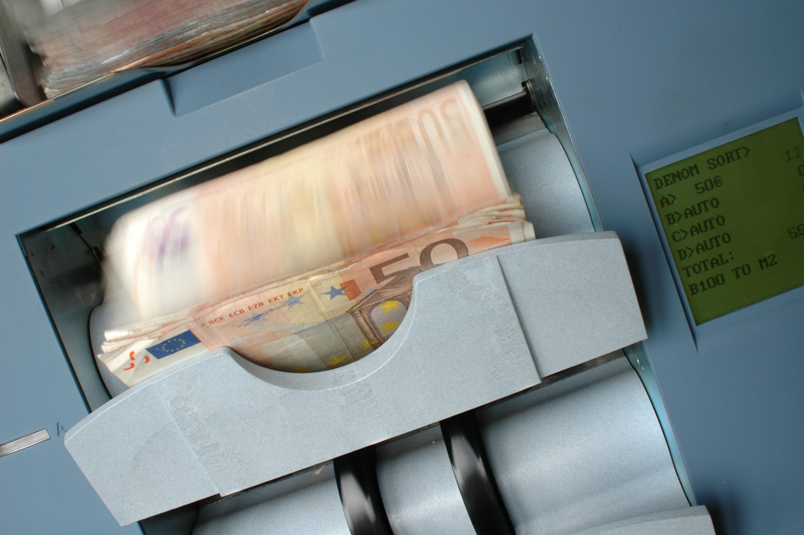 Auf dem Bild ist eine Geldzählmaschine zusehen und soll symbolisch für das Thema des Artikels stehen "schnell 50000 euro verdienen"
