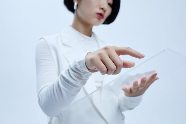 Frau hält ein Transparentes Tablett, weißer Hintergrund.