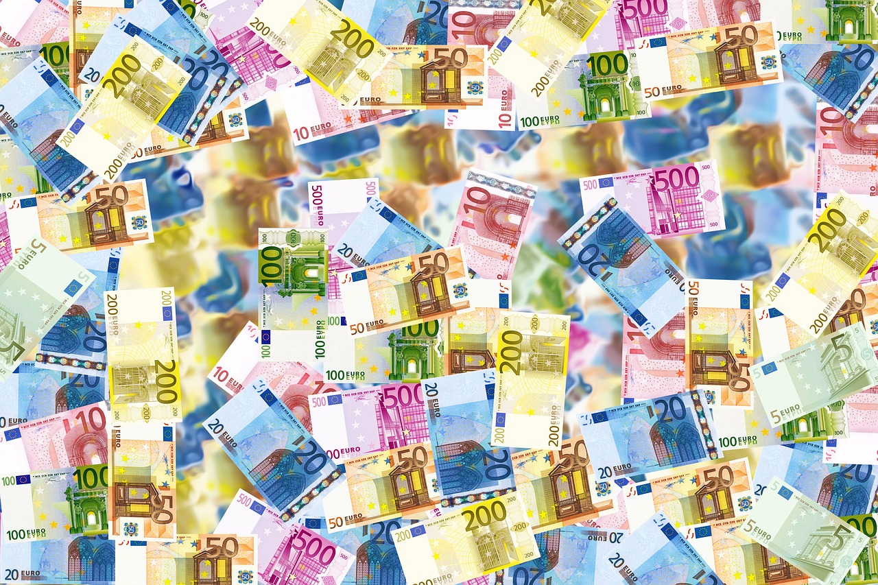 Viele verschiedene Euro-Scheine auf einem Haufen.