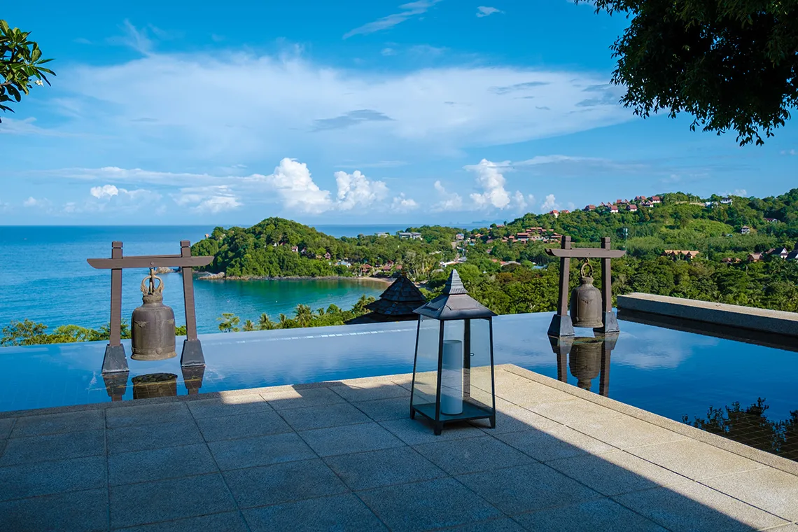 Koh Lanta Thailand, luxuriöse Strandkörbe am Pool eines Luxushotels in Thailand