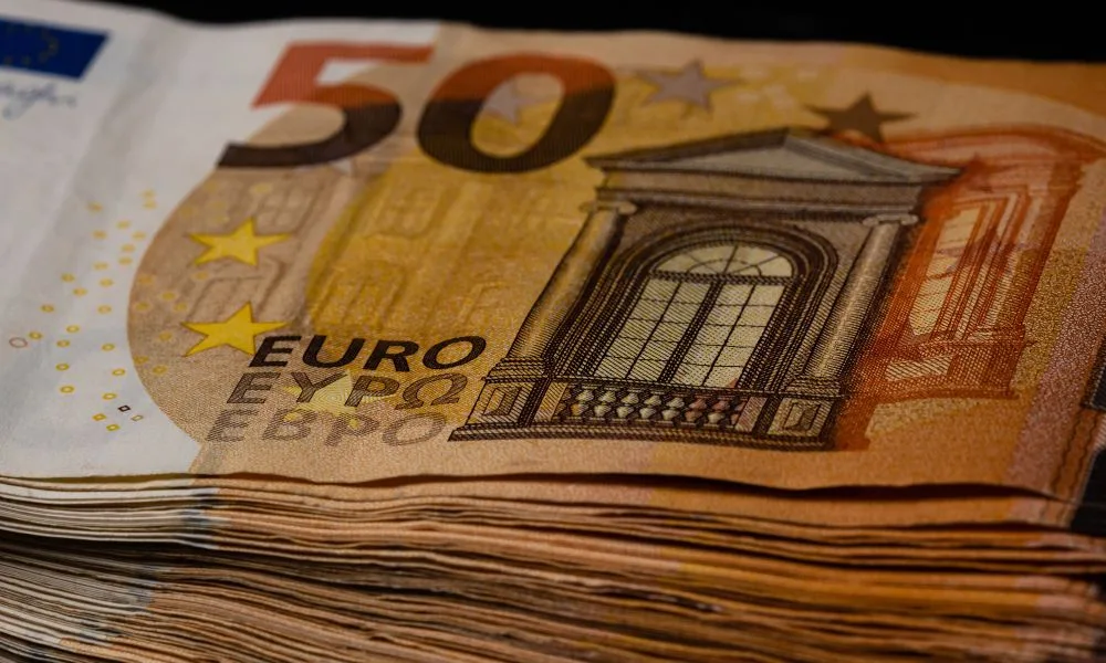 Nahaufnahme eines dicken Stapels mit 50-Euro-Scheinen. Schwarzer Hintergrund.