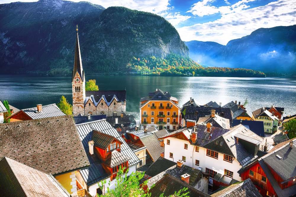 Hallstatt von oben, dahinter großer See und Gebirge. 