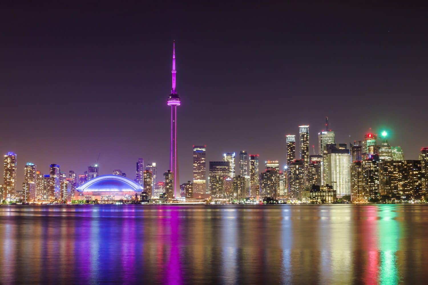 Skyline von Toronto bei Nacht vom Wasser aus.