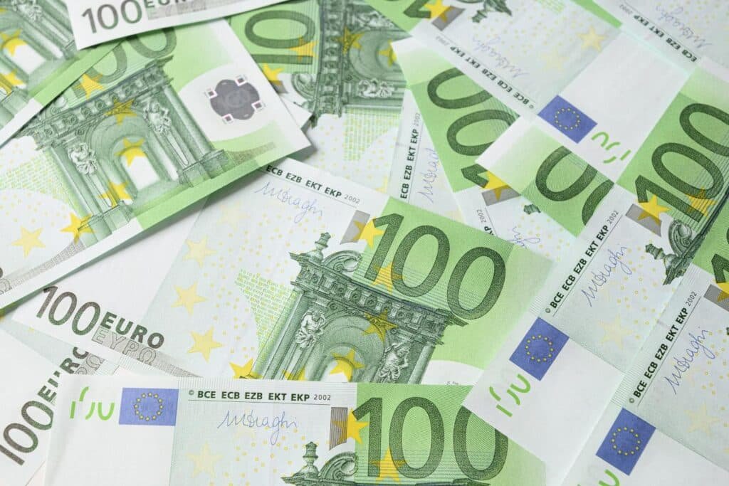 100-Euro-Scheine in einen Haufen gelegt