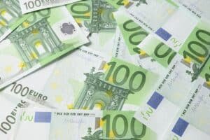 100-Euro-Scheine in einen Haufen gelegt