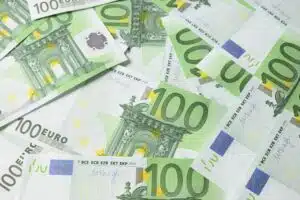 100-Euro-Scheine in einen Haufen gelegt