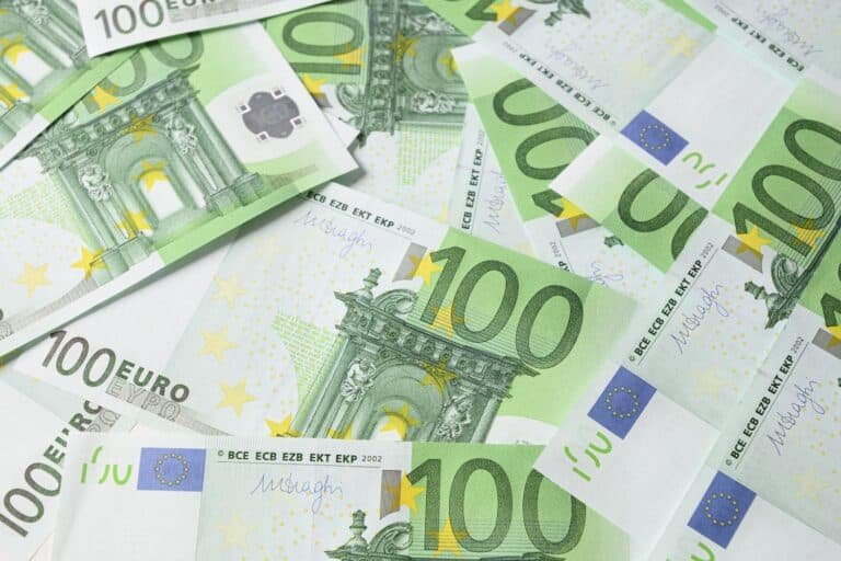 100-Euro-Scheine in einen Haufen gelegt