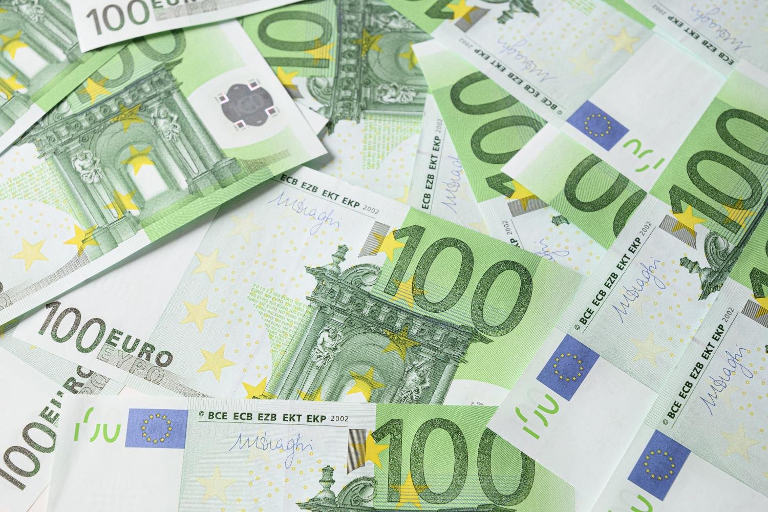 100-Euro-Scheine in einen Haufen gelegt