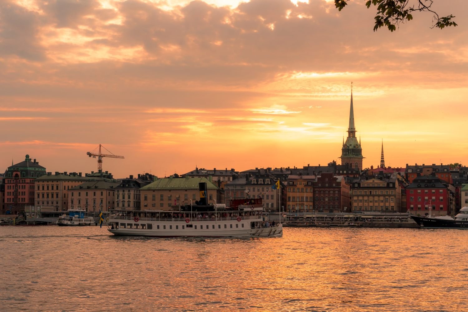 Skyline von Stockholm am Wasser bei Sonnenuntergang. 